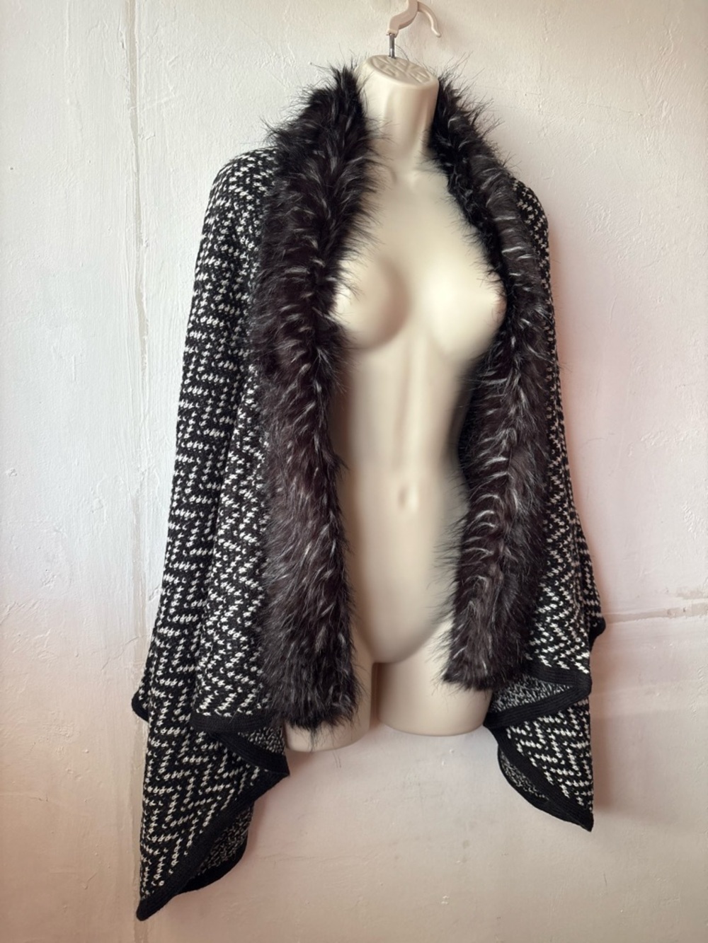 Vntg Faux Fur Trimmed Knit Shawl